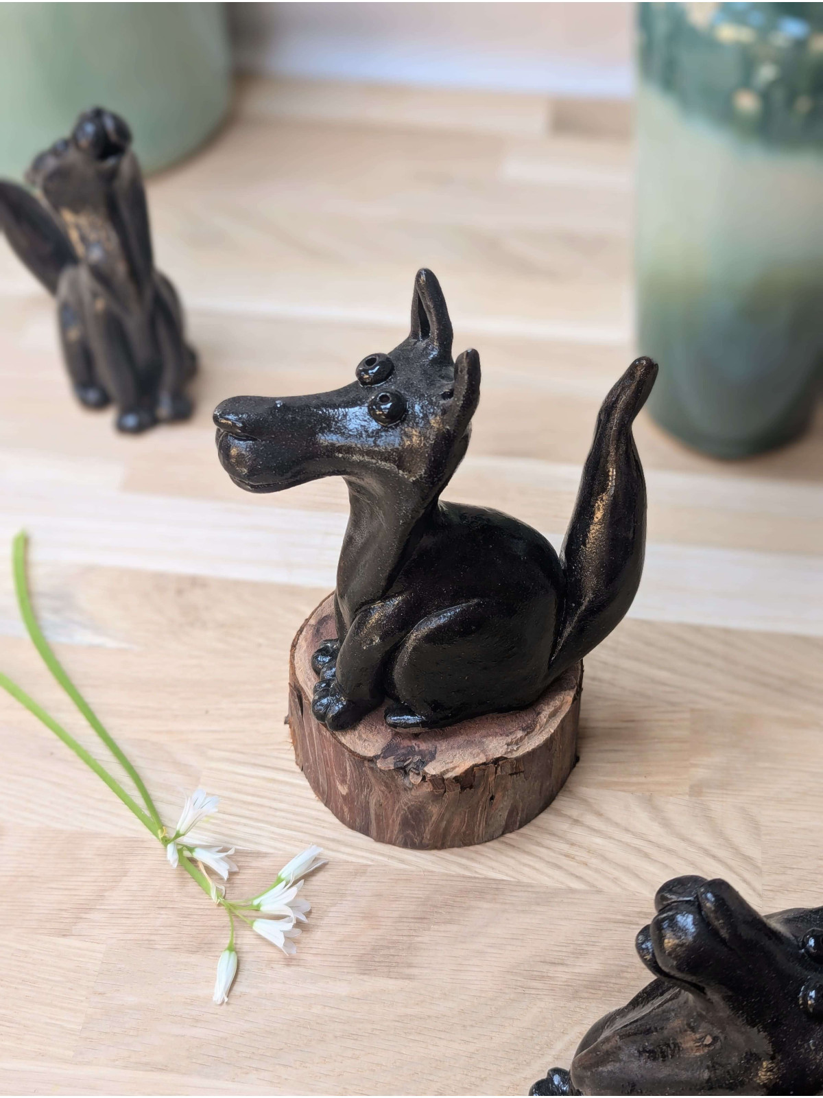 Loup en céramique modelé à la main