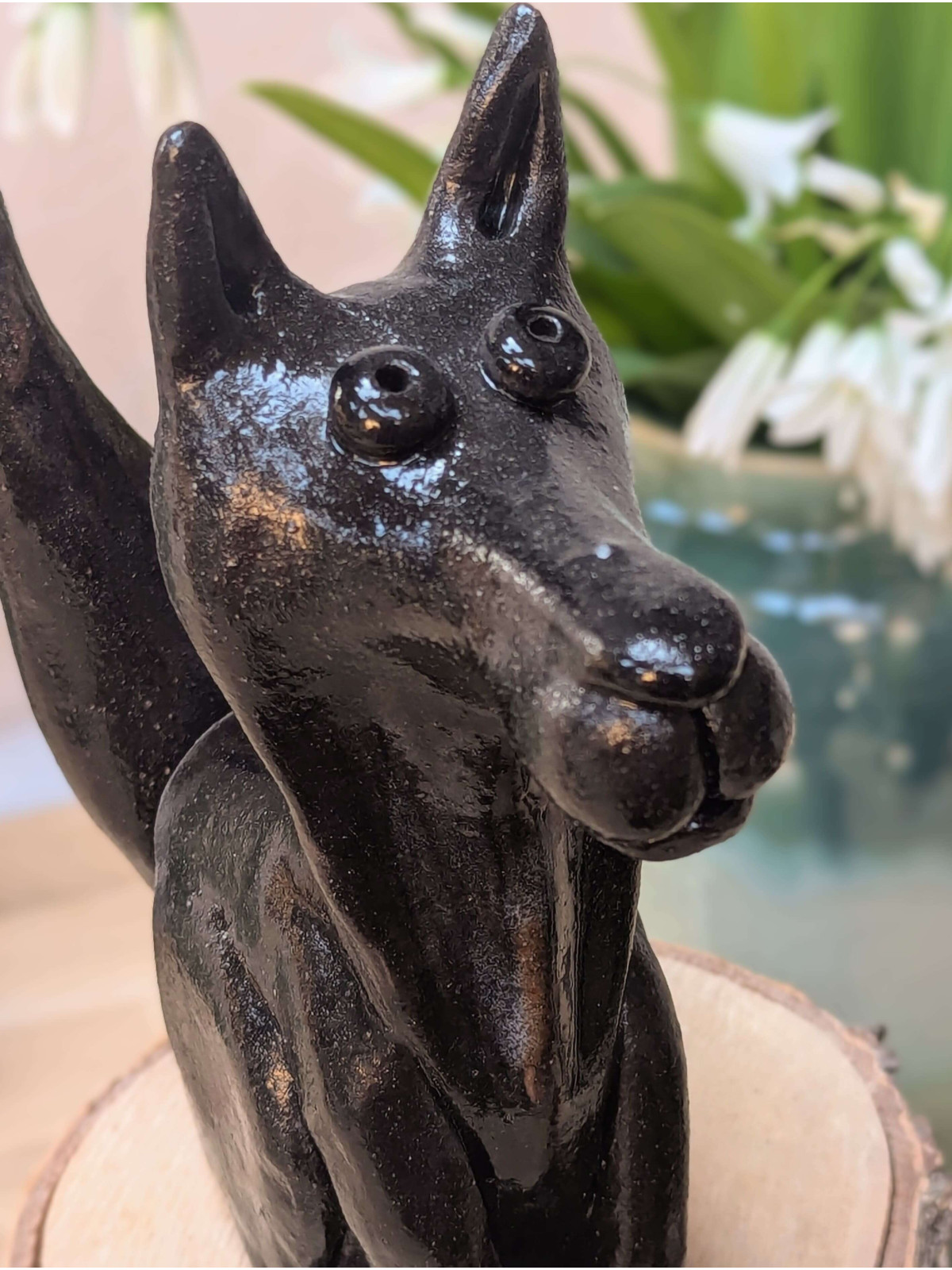 Loup en céramique modelé à la main