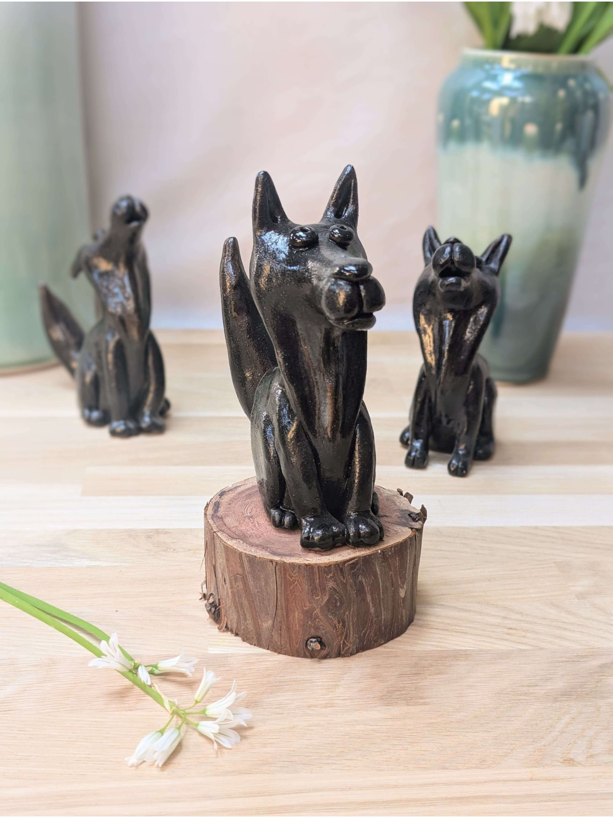 Loup en céramique modelé à la main