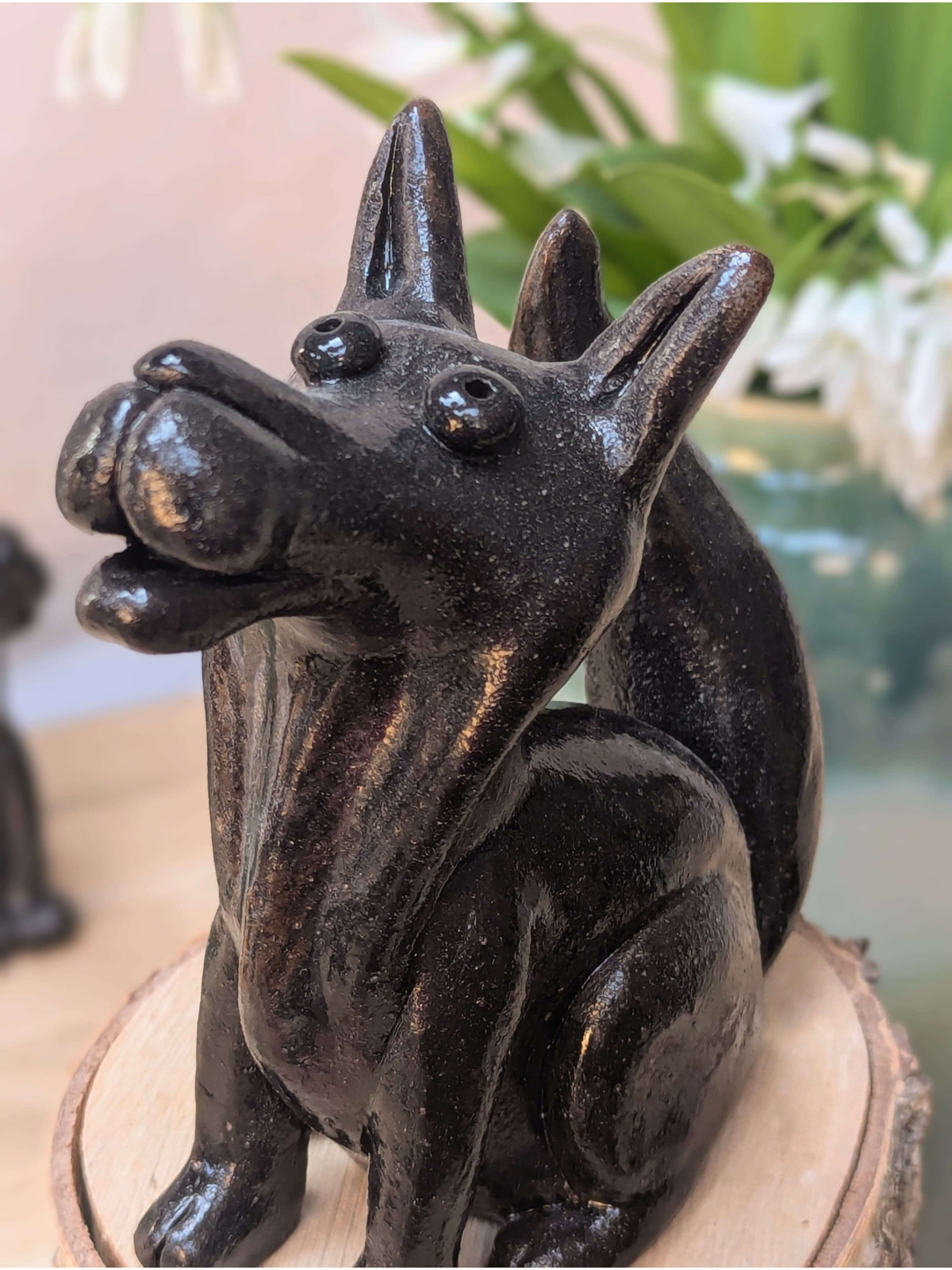 Loup en céramique modelé à la main