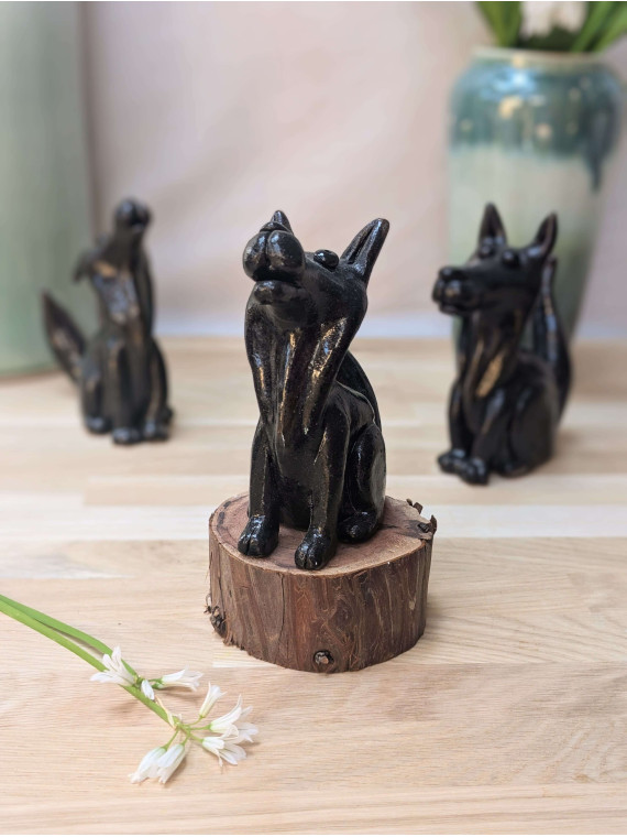 Loup en céramique modelé à la main