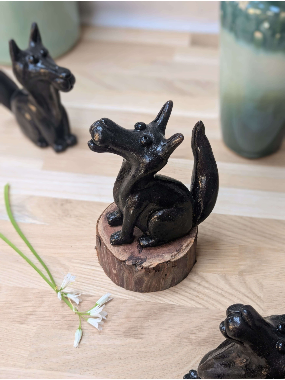 Loup en céramique modelé à la main
