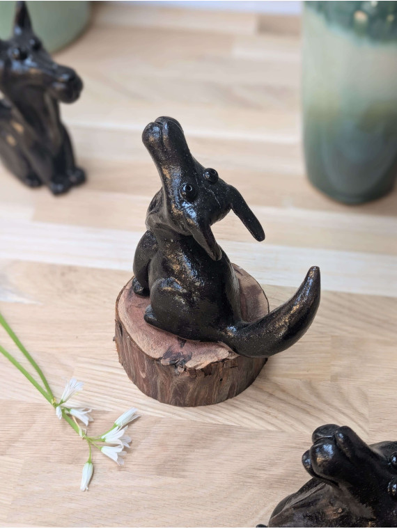 Loup en céramique modelé à la main