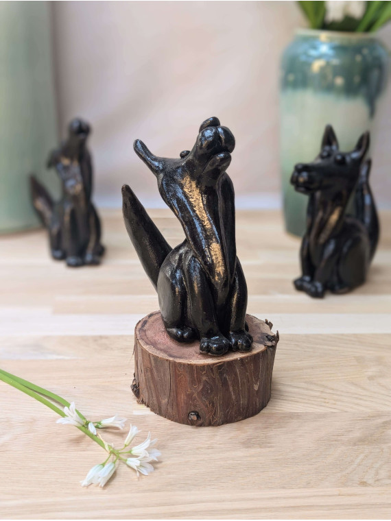 Loup en céramique modelé à la main
