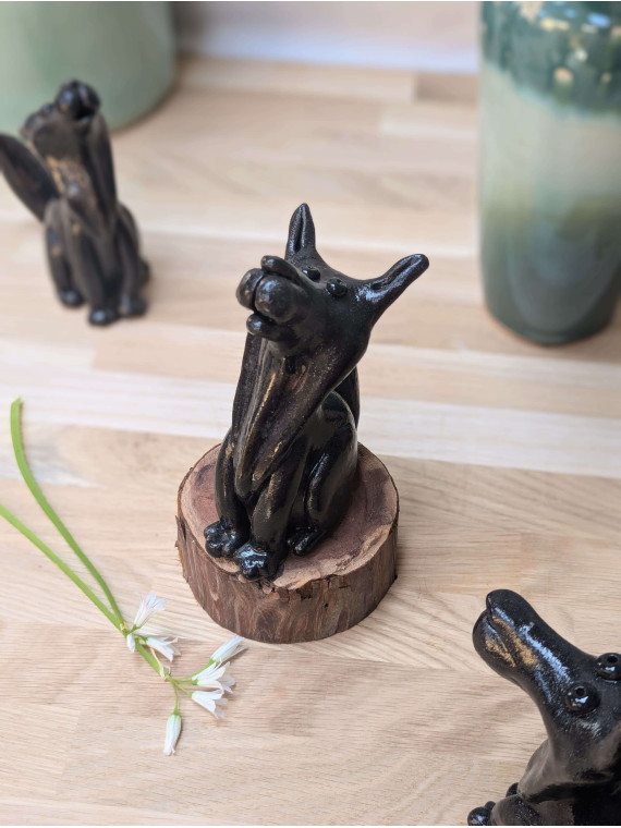 Loup en céramique modelé à la main