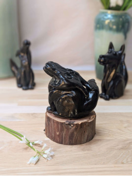 Loup en céramique modelé à la main