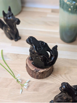 Loup en céramique modelé à la main