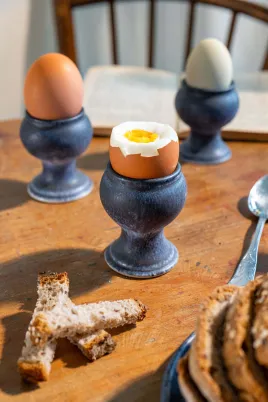 Coquetier en grès artisanal – Poterie bretonne faite main à Corseul | La Poterie de Sandra & Co