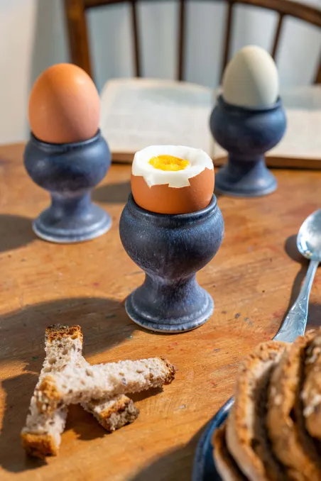 Coquetier en grès artisanal – Poterie bretonne faite main à Corseul | La Poterie de Sandra & Co