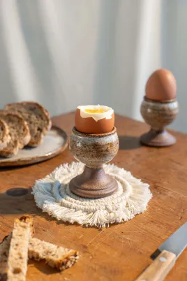 Coquetier en grès artisanal – Poterie bretonne faite main à Corseul | La Poterie de Sandra & Co