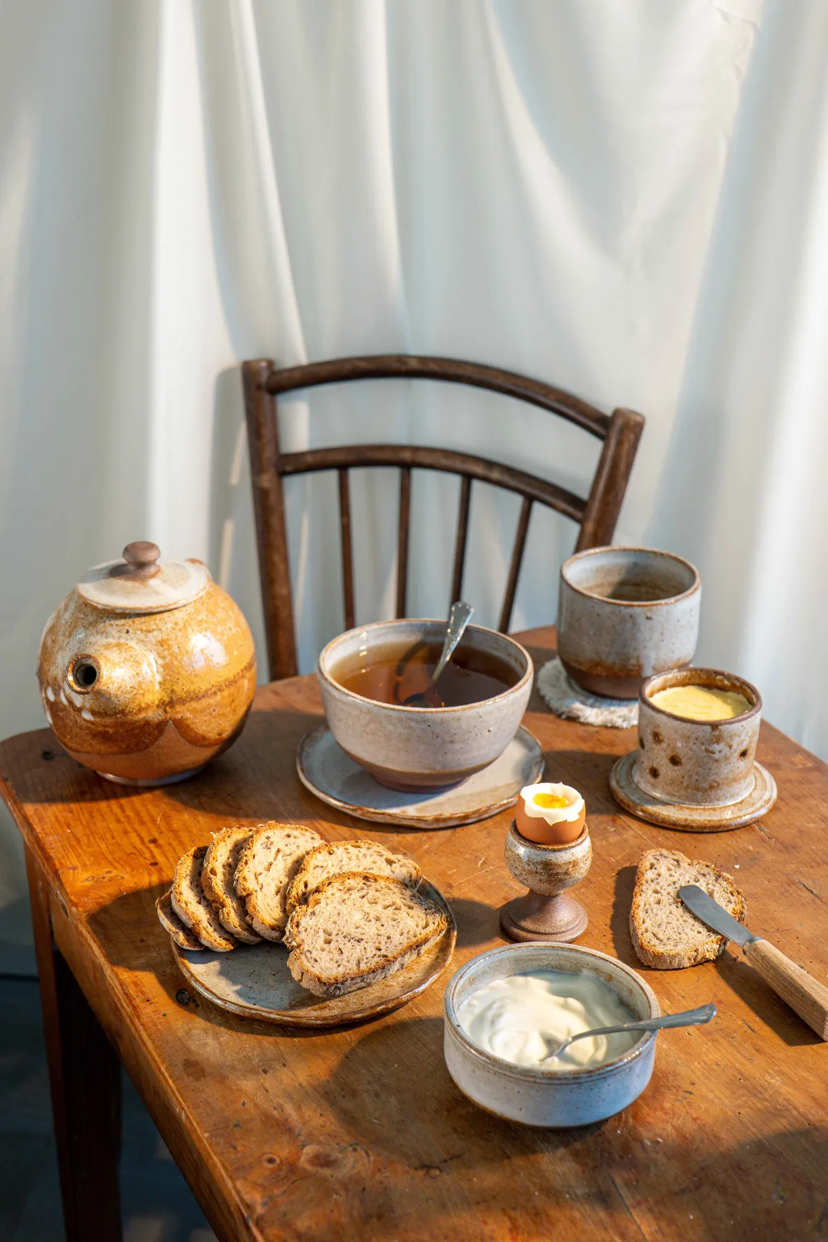 Coquetier en grès artisanal – Poterie bretonne faite main à Corseul | La Poterie de Sandra & Co